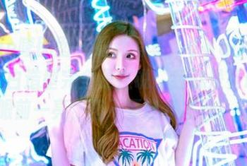 Feilin嗲囡囡 – 最新写真，小Kaili小丁丁的纯白造型完全是在说‘我就是要让大家眼前一亮，但不要让我冻着’！