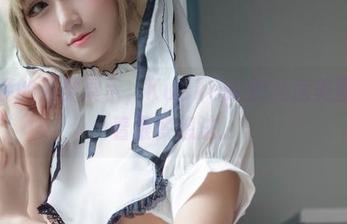 职业装的另类展示，KuukoW的私房美图里藏着很多想法。