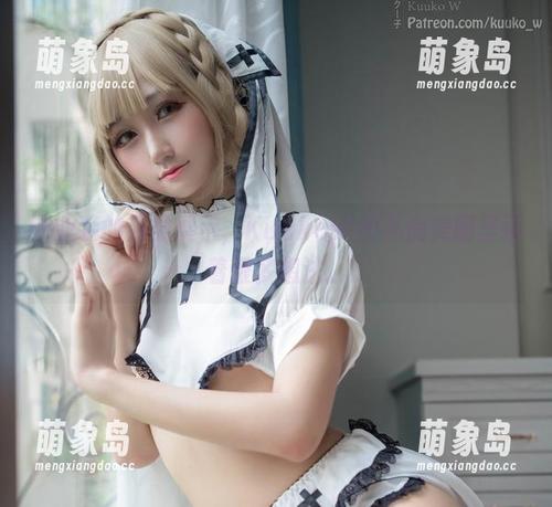 职业装的另类展示，KuukoW的私房美图里藏着很多想法。