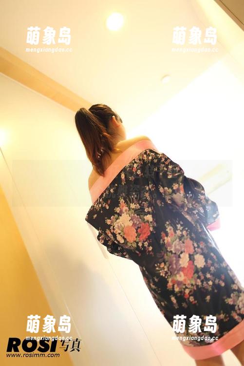 ROSI女王图包：任凭百转千回，再恢复一个优雅姿态。