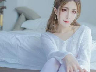 哎呀，Sakiiii翎柒的女友写真，日常穿搭里透着点俏皮感的照片