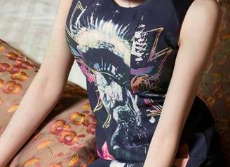 TouTiao头条女神 – 这组写真，余心曼与灰丝组成了一幅静谧的图画，每一帧都让人出神。
