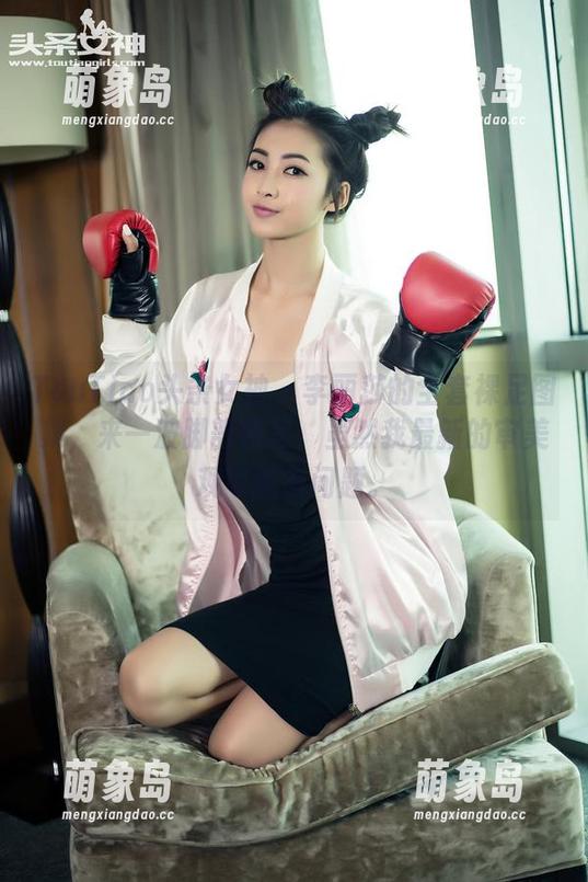 TouTiao头条女神 - 李丽莎的全套裸足图集，来一波脚部特写，虽然我最新的审美观可能有问题。