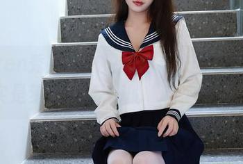 Xiuren秀人网 – 说好的毛衣写真图册，其实是梦灵儿Mini的“自恋”集锦？