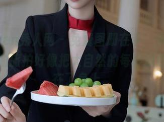 Xiuren秀人网 – 免费图册在手，米妮大萌萌的旅拍好像把大自然的每种颜色都抹在了身上。