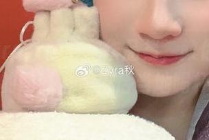 下载Zyra秋的瑜伽作品集，教你在做深呼吸的同时，如何恰当地喝杯水！