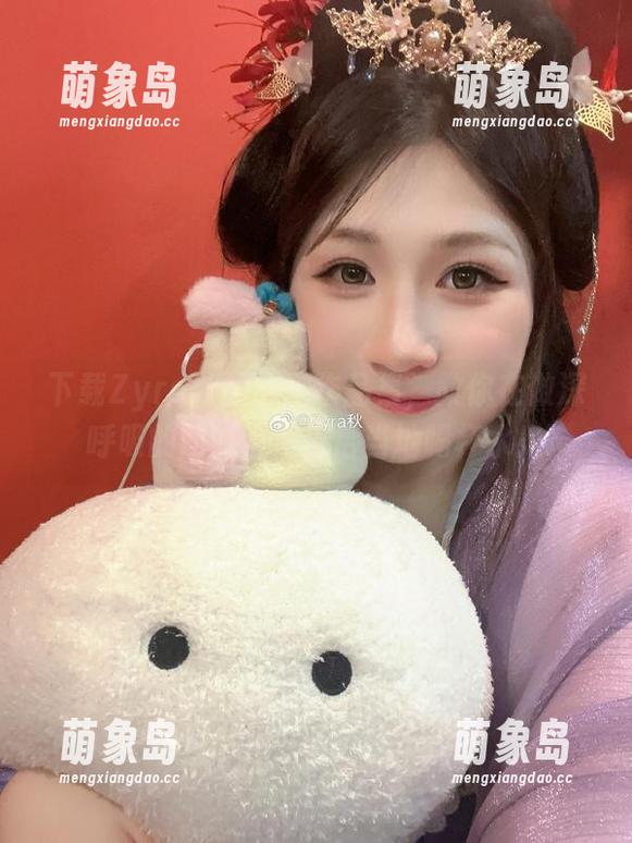 下载Zyra秋的瑜伽作品集，教你在做深呼吸的同时，如何恰当地喝杯水！