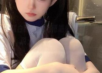 图片展示定制白睡衣，倦倦喵懒得很，但眼神却在说：“欢迎妄想”。