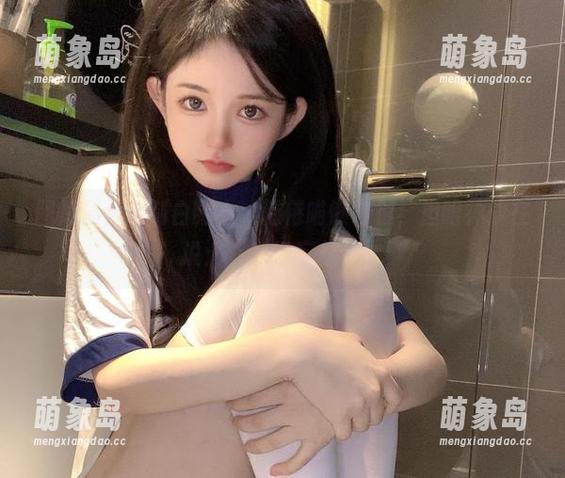 图片展示定制白睡衣，倦倦喵懒得很，但眼神却在说：“欢迎妄想”。