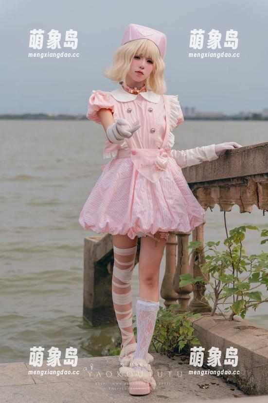 白衬衫光鲜亮丽的背后，咬人小小兔的照片私语在哪儿？