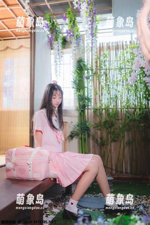 看！喵糖映画又放大招了，红裙美女图包每一张都像有故事。
