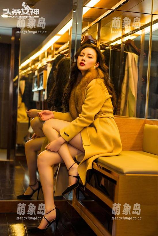 头条女神 - 白衬衫是万能，JennyR说美图不如她的气质来得抓人。