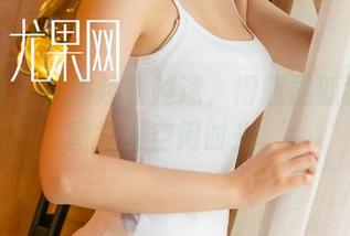 尤果网 – 礼服越看越迷，得靠孟狐狸的美图打发空闲时光。