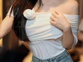 尤蜜荟 – 线上走秀，周妍希在礼服里的“仙女带点毒”