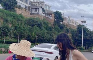 微密圈 – 步伐轻快的就是阿朱啊，夏日碎花合集美图让人只想在沙发上翻滚