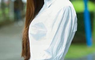 推女郎 – 海边传说：李丽莎和她的图包在沙滩上迷失！