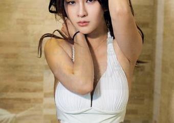 推女郎 – 谭冰把泳池打造成心灵的自由地，无需光芒的图片呈现。