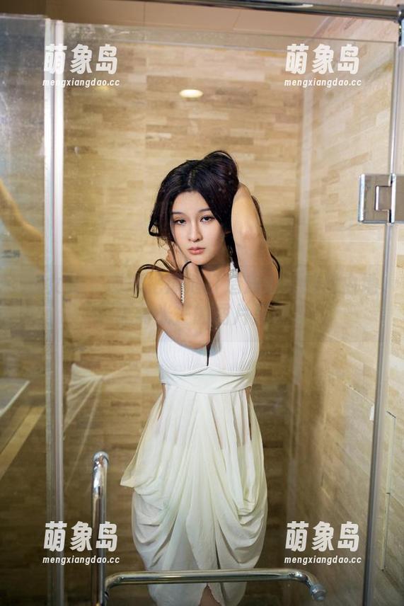 推女郎 - 谭冰把泳池打造成心灵的自由地，无需光芒的图片呈现。