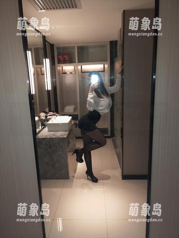 仔细品味黑丝中的无颜小天使wy，套图里每一帧都是令人联想的随机派对。