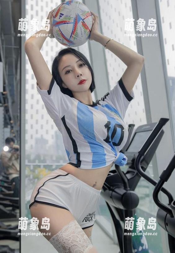 微密圈 - 果儿Victoria私拍：半腿肉丝，今天的美味由你来品尝！