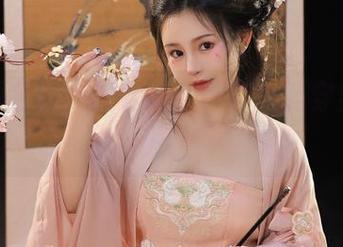 用桃暖酱的免费作品，吊带也能穿出奇趣十足！