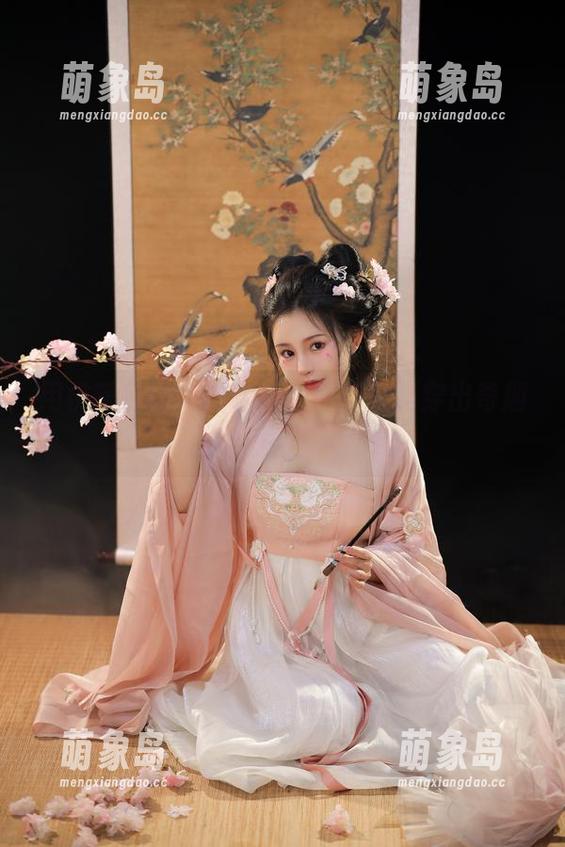 用桃暖酱的免费作品，吊带也能穿出奇趣十足！