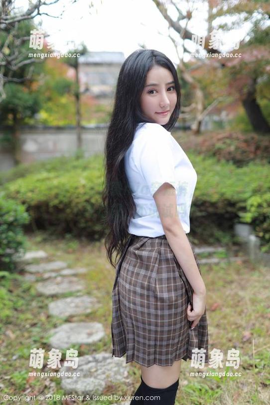 模范学院 - 徐微微mia穿短裤，得了全套下载特权，不试试吗？