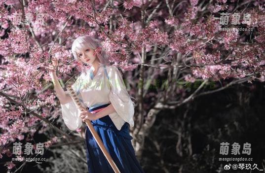 下载清青琴玖的短裙写真集，你我皆成“裙展爱好者”。