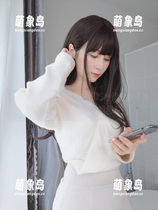 白裙和白银81，这种搭配巧妙得让我不知从何说起，快来看这组图片！