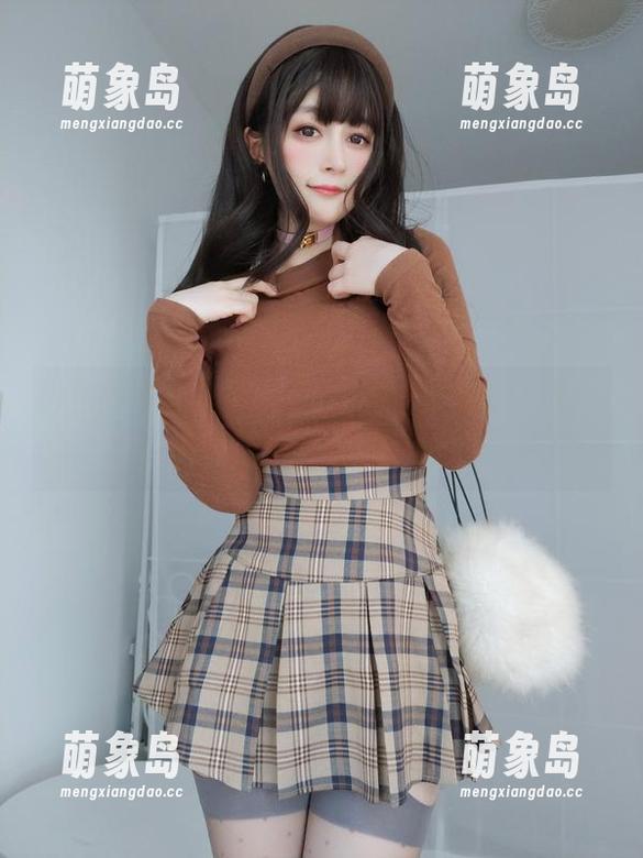 粉色蝴蝶睡衣，白银81的最新作品，果然是一道吸睛的风景线。