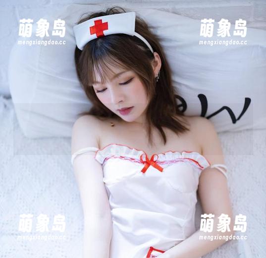 突然觉得，白露Bululu的全套“裸足”有种魔力，很想跟她一起光脚走。