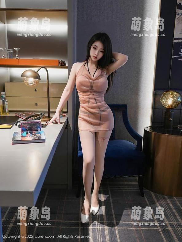 秀人网 - 草莓mm在线上演学姐风范，图片里都发光。