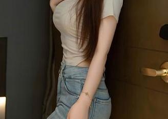 秀人网 – 顾楚楚Maily的泳池写真：水花四溅，还有那些衣服的“隐形魔法”！