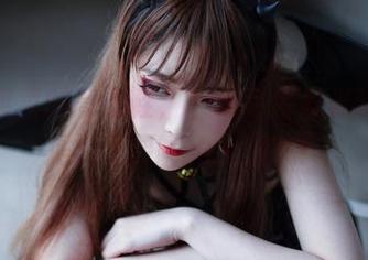 翎柒菜菜的高跟鞋，下载后会发光吗？还是说我要嘴角上扬？！