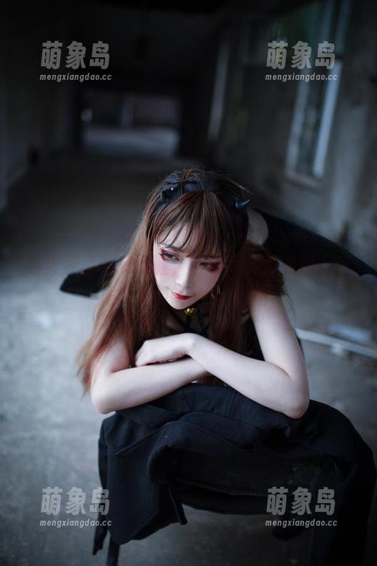 翎柒菜菜的高跟鞋，下载后会发光吗？还是说我要嘴角上扬？！