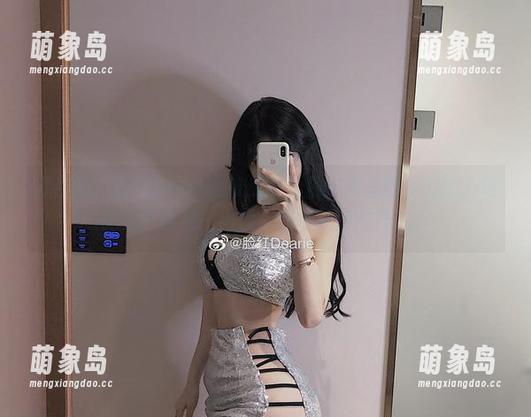 微密圈 - 脸红Dearie难道在私拍作品里跟我们玩心理游戏？丝袜一出现，眼睛就移不开了。