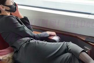 微密圈 – 嗨，福利时间！脸红Dearie又穿着牛仔裤来撒野了！
