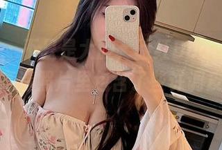微密圈 – 不只是大胆，脸红Dearie的紫衣丝足高清照片里包含了些许调皮的暗示。