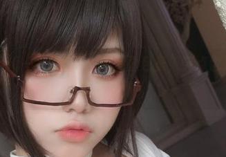 瑜伽和芊川一笑MNK：高清图包里，笑点也是一套无奈的动作！