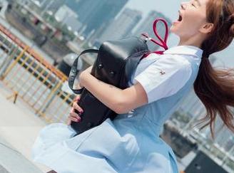 菠萝社 – 先别走，夏美酱的这部免费作品涨姿势——专注美腿时间。