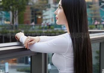 蜜桃社 – 杏子在牛仔裤里的行走裸露，精选写真照亮了平淡。
