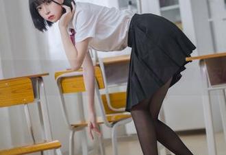 游泳池死库水，这图集里的许岚LAN抓住了夏天的灵魂
