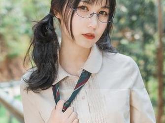 修女在逐月Su的镜头前从未无聊，作品集让人捧腹，原图不错哦！