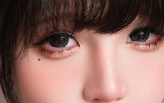 壁纸集里藏着阿薰kaOri的黑兽精灵写真，像是被人偷偷喂了一颗糖。