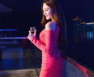青豆客 – 施忆佳：私房里的肉丝，让我瞎了眼的美图开场。