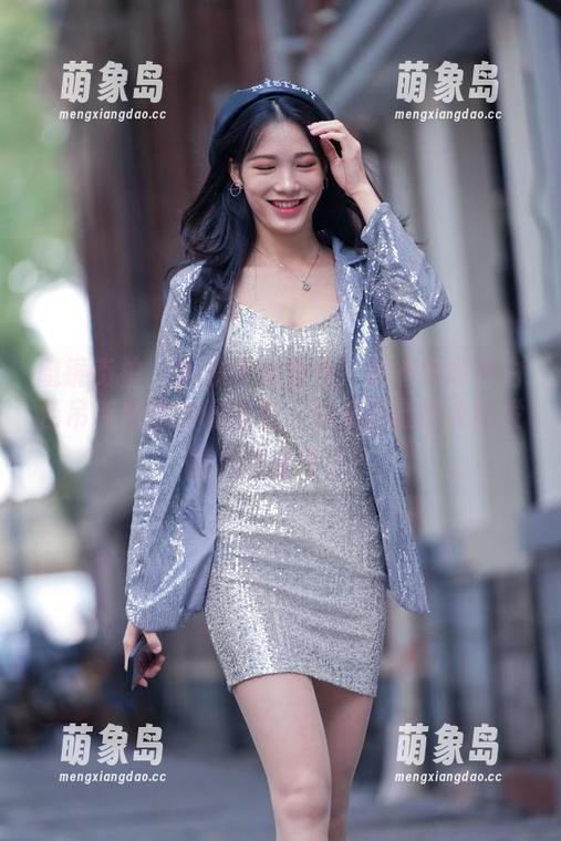 魔镜街拍 - 高清壁纸警告！看着婷婷在白色吊带和黑丝间游走，那双美腿都快散发出危险信号了！