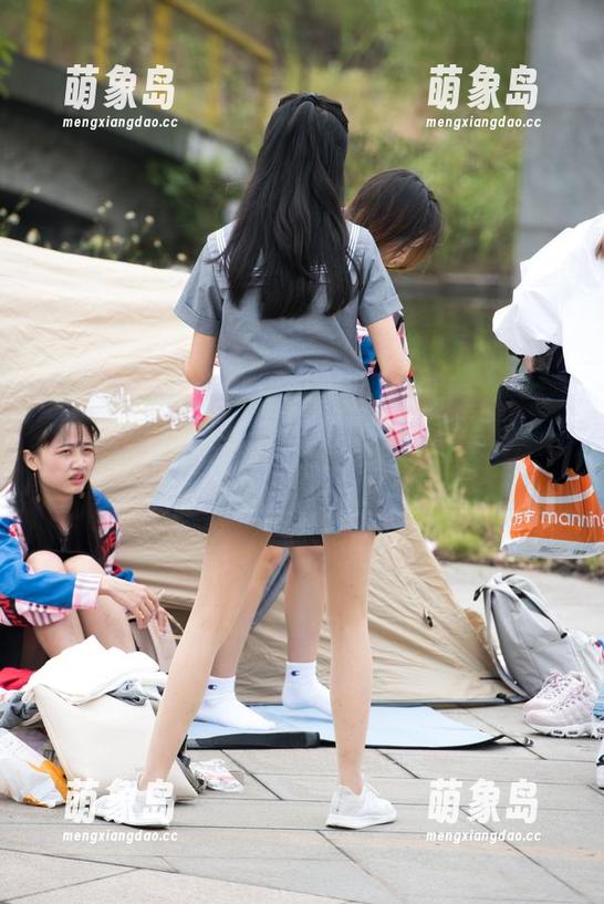 魔镜街拍 - 最新图库观察：婷婷在黑丝下的工作日常，不会有人砸电脑吧？