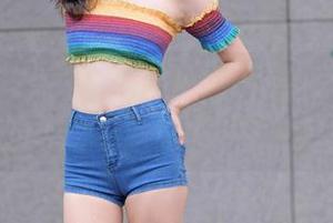 魔镜街拍 – 免费欣赏！怪不得曼曼的美脚成了大家的焦点