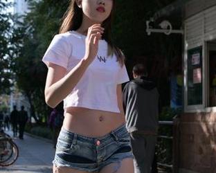 魔镜街拍，白裙美眉值得放在图包里，真想收藏。