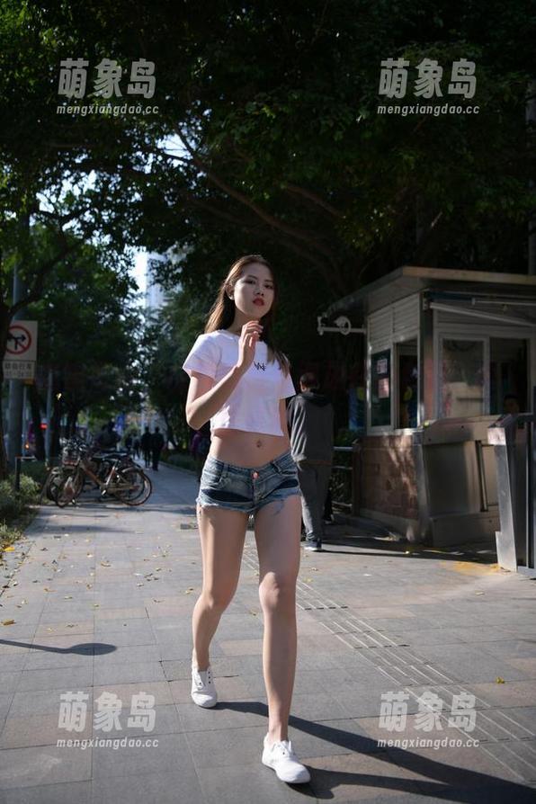 魔镜街拍，白裙美眉值得放在图包里，真想收藏。